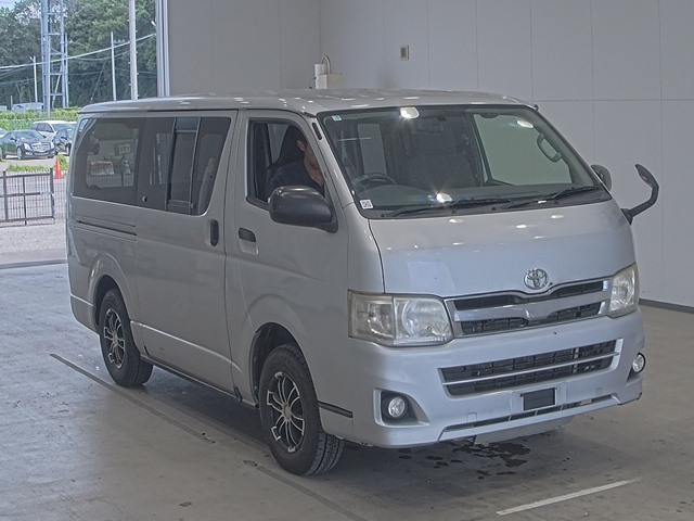TOYOTA HIACE