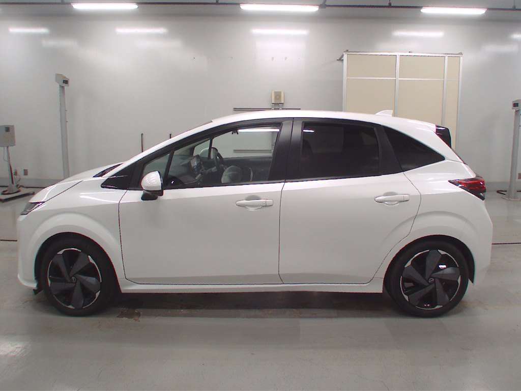 NISSAN AURA