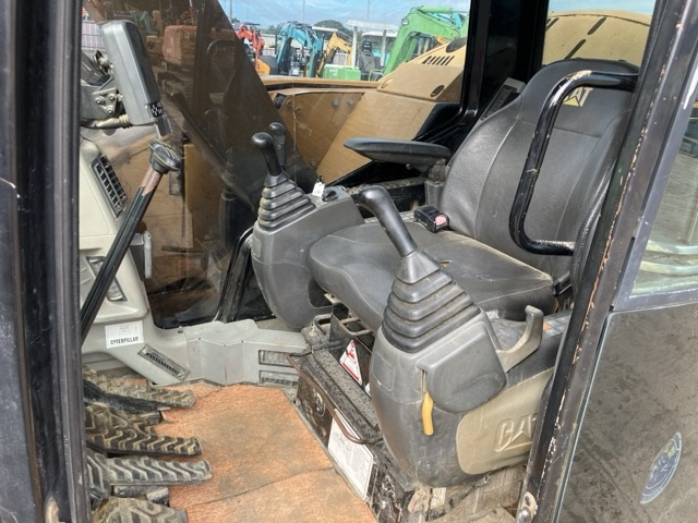 CAT EXCAVATOR
