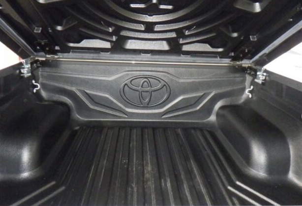 TOYOTA HILUX　2021
