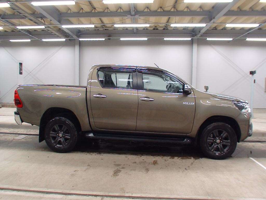 TOYOTA HILUX　2021
